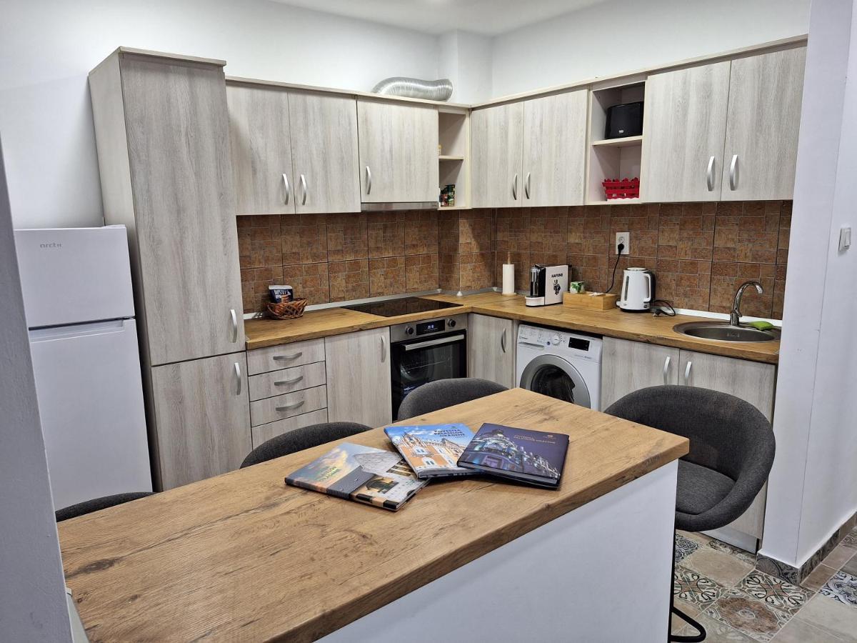Black Eagle Central Unirii Square, 2 King Size Bedrooms, Free Private Parking Oradea Exterior foto