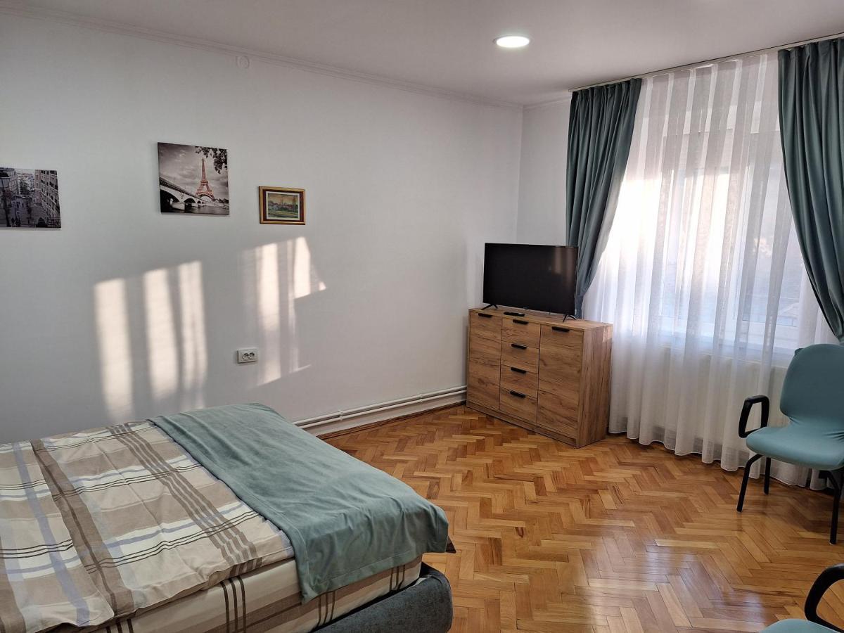 Black Eagle Central Unirii Square, 2 King Size Bedrooms, Free Private Parking Oradea Exterior foto